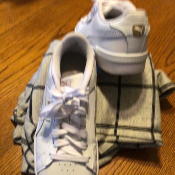 Ladies Size 9 M Puma white leather Sneaker gold accent - Picture 3 of 5